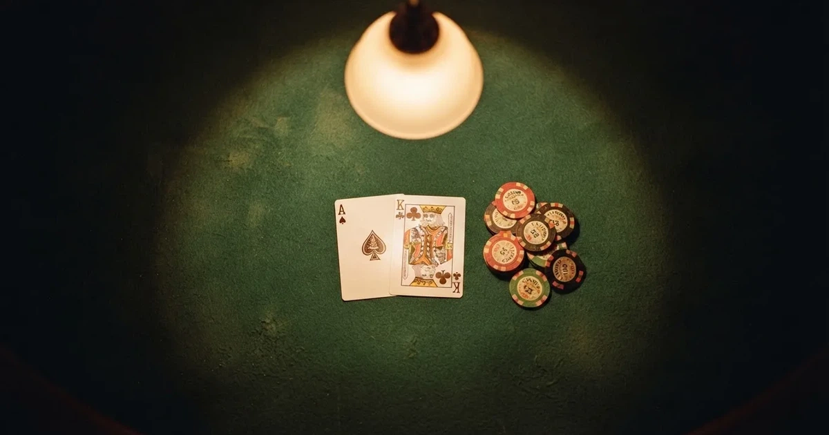 Mesa de jogo iluminada com cartas, vista de cima — blackjack casinos em portugal