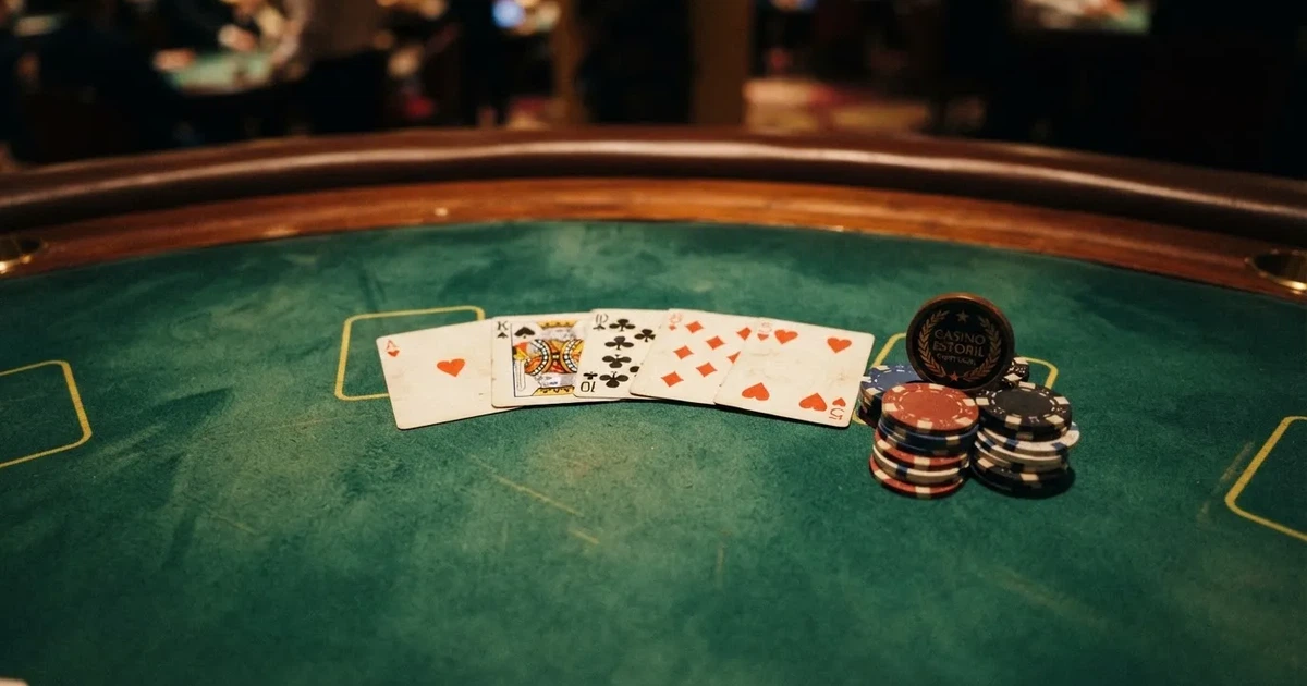 Mesa de jogo iluminada com cartas, vista de cima — caça-níqueis em casinos portugueses