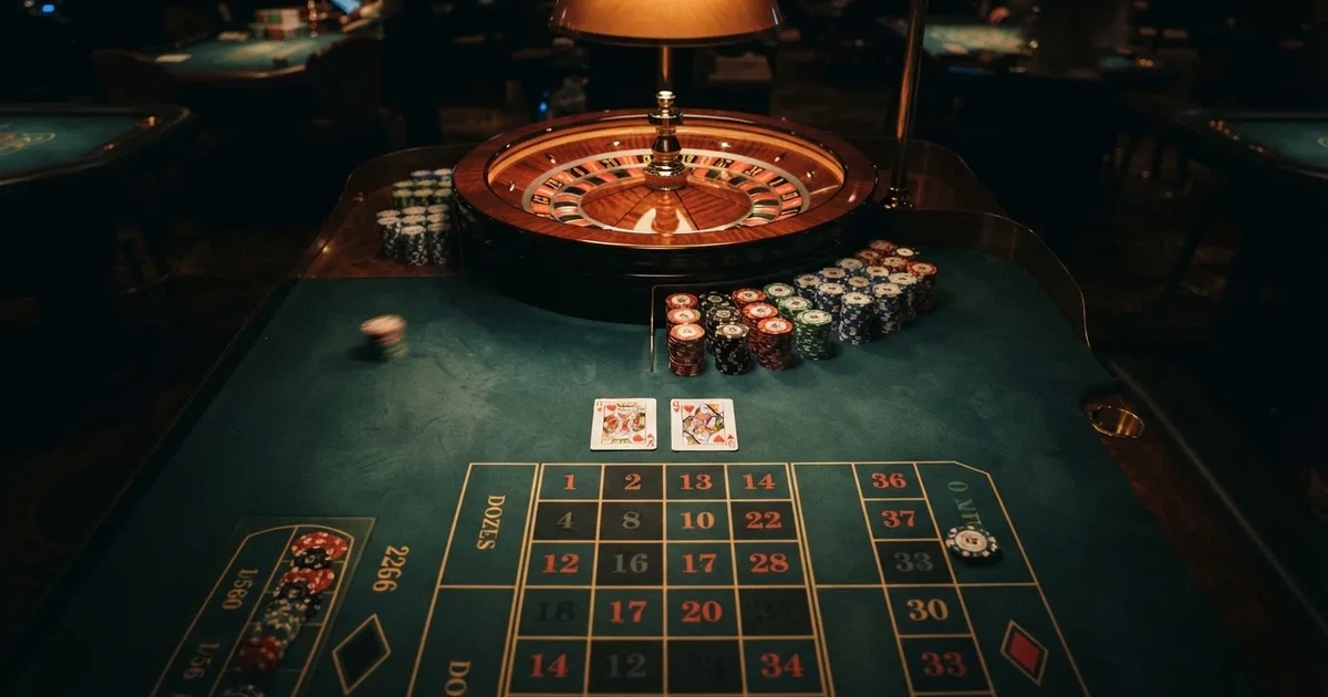 Mesa de jogo iluminada com cartas, vista de cima — roleta casino em portugal