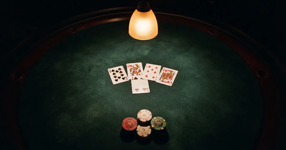 Mesa de jogo iluminada com cartas, vista de cima — slots demo em portugal